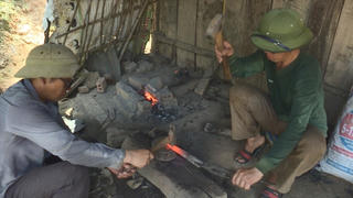 Nỗ lực bảo tồn nghề rèn của người Mông