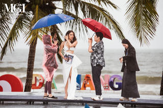 Thí sinh Miss Grand International 2023 trình diễn áo tắm dưới mưa