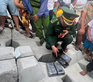 Quảng Ngãi: Phát hiện 4 kg nghi ma túy trôi dạt vào bờ biển