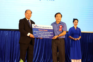 Bệnh viện Đa khoa TTH Quảng Bình trao tặng 300 triệu đồng xây nhà Đại đoàn kết