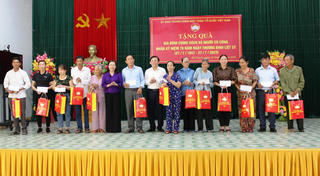 Phó Chủ tịch Nguyễn Hữu Dũng thăm, tặng quà gia đình chính sách tại Quảng Bình