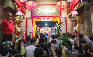 Lễ hội ngày rằm tháng Giêng chùa Bà Bình Dương diễn ra trong trật tự