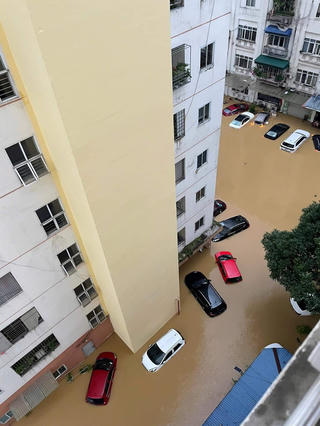 Nước sông Cầu vượt tràn cầu Gia Bảy, thành phố Thái Nguyên ngập trên diện rộng