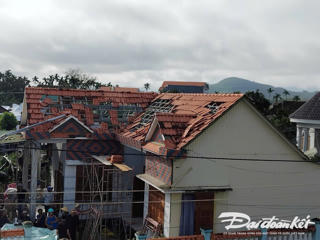 Quảng Ngãi: Gió lốc trong đêm làm tốc mái 36 ngôi nhà