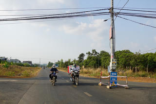 Đồng Nai: Trụ điện 'nghênh ngang' giữa đường song hành Quốc lộ 20