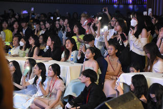 Bùng nổ đêm hội trao giải cuộc thi làm phim ngắn cho học sinh Red Carpet