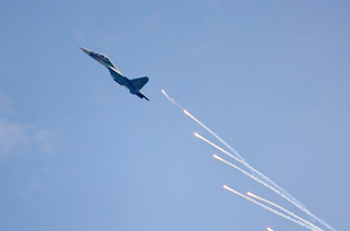 Người dân hào hứng xem tiêm kích Su30-MK2 bay nhào lộn, thả đạn nhiễu