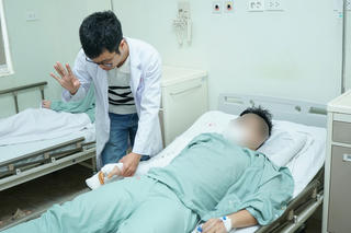 Chơi vật tay, nam thanh niên bị gãy xương, cánh tay biến dạng