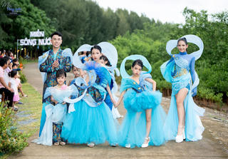 Tình yêu biển đảo từ bộ sưu tập ‘Miền sông nước’ của NTK Nhật Thực