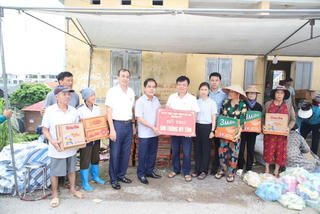 Hưng Yên: Trao hàng hóa hỗ trợ huyện Văn Giang khắc phục thiệt hại bão lũ