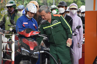 [ẢNH] Giữa trưa, người dân Hà Nội vẫn chật vật tranh thủ đổ xăng