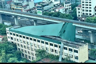 Hà Nội: Nhiều ngôi nhà bị gió thổi tốc mái, một số khu vực mất điện