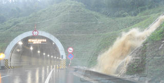 Đất đá sạt trượt, nước đổ như thác trên cao tốc La Sơn - Túy Loan do mưa lớn