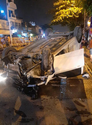 Nam Định: Ô tô ‘nằm ngửa’ trên phố trong đêm ‘đi bão’