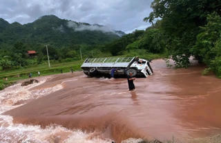 Mưa lớn gây ra lũ, sạt lở tại nhiều địa phương