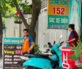 Nở rộ quán cà phê sạc điện