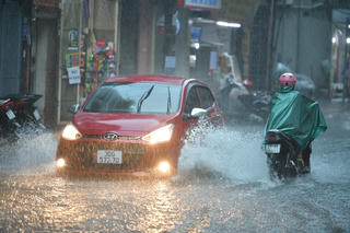 Hà Nội mưa 'trắng trời' gây ngập úng cục bộ