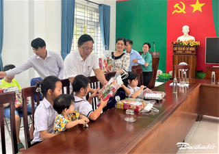 Chủ tịch Mặt trận tỉnh Quảng Nam thăm, tặng quà trẻ em khuyết tật