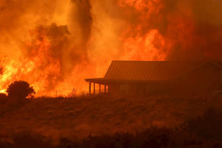 Nguồn lực căng thẳng trước những thảm họa kép