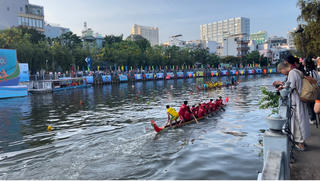 TPHCM: Lần đầu tổ chức đua ghe ngo, đông đảo người dân ùn ùn kéo tới xem