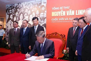 Tổng Bí thư Tô Lâm cắt băng khai mạc triển lãm về Tổng Bí thư Nguyễn Văn Linh