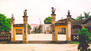 Qua đình ngả nón trông đình…