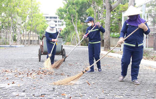 Công nhân môi trường làm đẹp đường phố dịp Quốc khánh 2-9