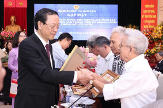 Gặp mặt, tri ân các nhà giáo đi B