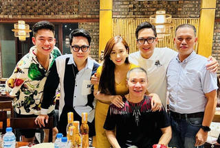 NSND Công Lý rạng rỡ cùng đoàn phim 'Chồng cũ, vợ cũ, người yêu cũ' sau 1 năm nghỉ dưỡng bệnh