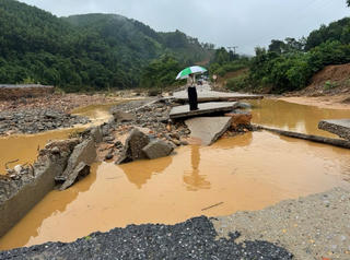 Quảng Trị: Đường hư hỏng, học sinh nhiều nơi phải nghỉ học sau bão số 6