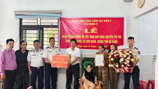 Bộ Tự lệnh Vùng Cảnh sát biển 2 thăm, tặng quà cho Mẹ Việt Nam anh hùng