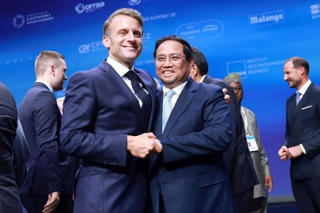 Thủ tướng Phạm Minh Chính hội kiến Tổng thống Pháp Emmanuel Macron