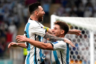 Messi lập siêu phẩm, Argentina thẳng tiến vào tứ kết