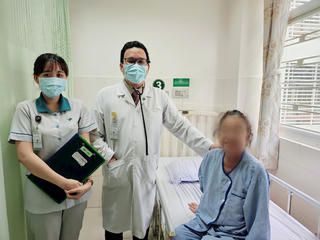 Bơm xi măng sinh học tạo hình đốt sống giúp cụ bà 75 tuổi thoát cảnh liệt giường