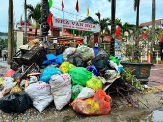 Quảng Ninh: Người dân bức xúc vì rác thải ùn ứ, bốc mùi hôi thối