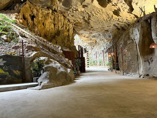 Bê tông hóa hang động: 'Hồi chuông' từ Quảng Ninh