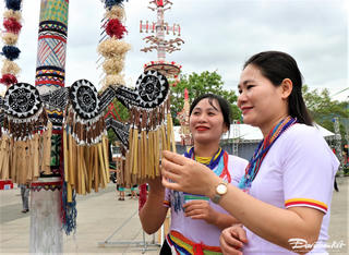 Quảng Ngãi: Nghệ thuật trang trí cây nêu của đồng bào Cor