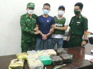 Thuê taxi vận chuyển ma tuý về quê cất giấu thì bị bắt giữ