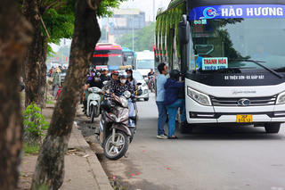 'Xe dù, bến cóc' hoạt động 'nhộn nhịp' trước kỳ nghỉ lễ 30/4-1/5