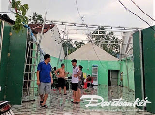 Quảng Ngãi: Mưa lớn, dông lốc khiến hơn 90 nhà dân bị ảnh hưởng