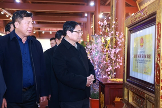 Thủ tướng dâng hương tại Nhà tưởng niệm Chủ tịch Hồ Chí Minh ở Cao Bằng