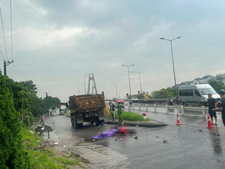 Hải Phòng: Vượt xe tải đang rẽ, người đàn ông tử vong