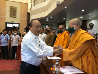 Chủ tịch nước Nguyễn Xuân Phúc tiếp xúc cán bộ Mặt trận, nhân sĩ, trí thức, văn nghệ sĩ TP HCM