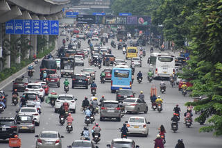 [ẢNH] Phương tiện giao thông hỗn loạn, 'lấn lướt' nhau trên đường Nguyễn Trãi
