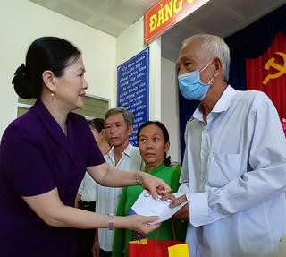 Phó Chủ tịch Trương Thị Ngọc Ánh thăm, tặng quà gia đình chính sách tại Cà Mau