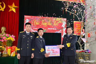 Bộ Tư lệnh Vùng 1 Hải quân thăm, chúc Tết quân dân đảo Trần