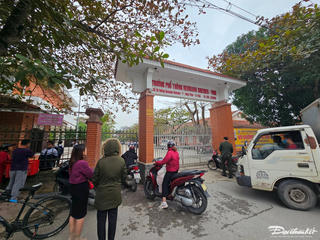 Nhiều học sinh bị thương do sập trần gỗ trong trường học