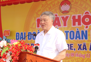 Hòa Bình: Chánh án Tòa án nhân dân tối cao Nguyễn Hòa Bình dự Ngày hội Đại đoàn kết tại Phố Re