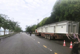 Không có bằng lái vẫn điều khiển xe đầu kéo chở hàng siêu trường