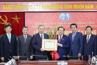 Tổng Bí thư Tô Lâm trao Huy hiệu 45 năm tuổi Đảng tặng đồng chí Phan Đình Trạc